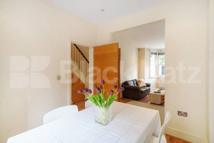 Boasting over 1350 Sq.Ft. of living and entertaining space Marcia Road, London Bridge